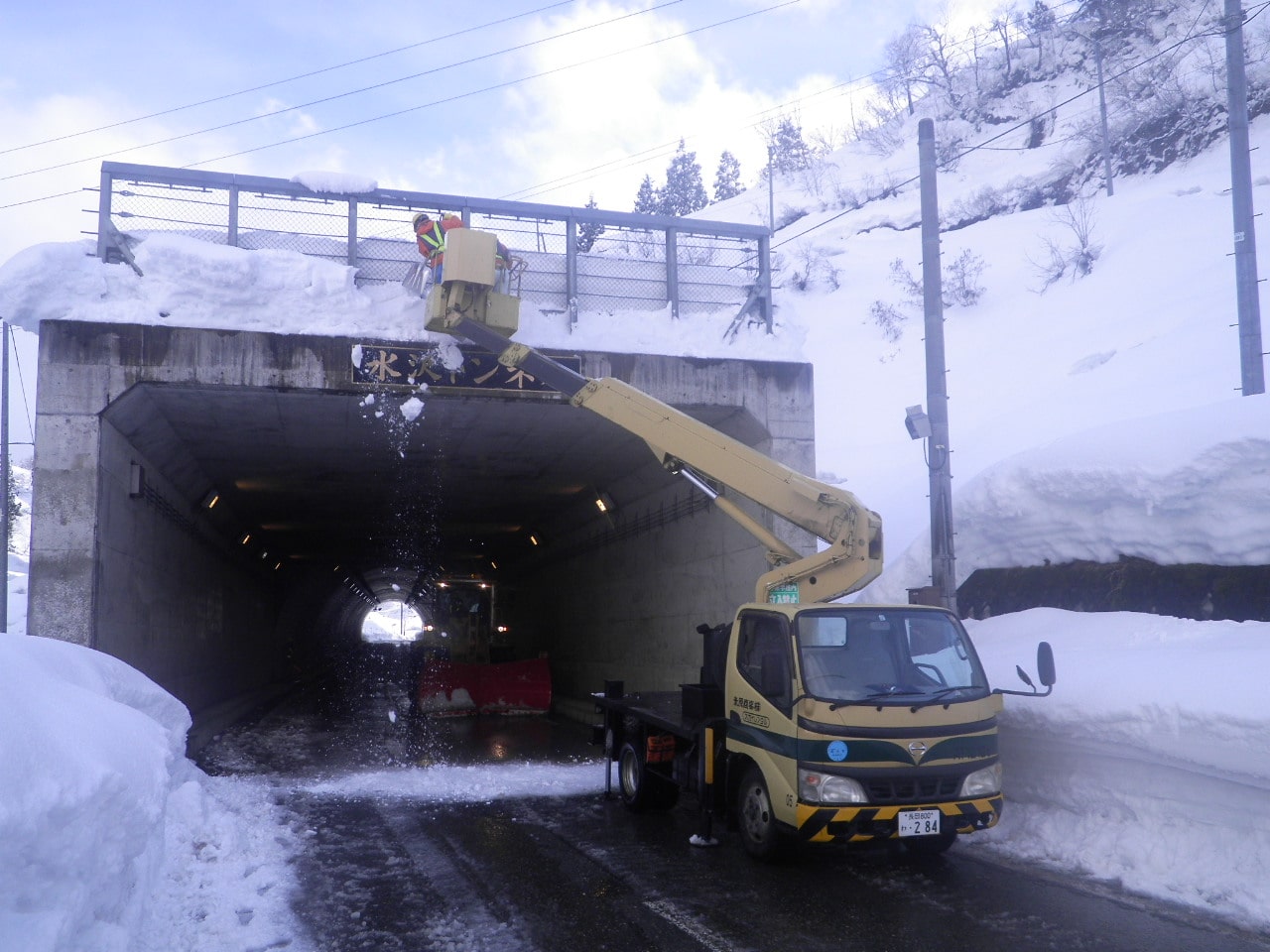 国道291号 トンネル雪庇処理 (水沢)